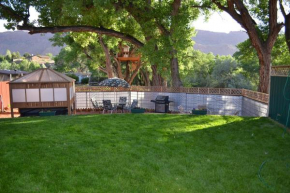Rustic Retreat Moab Townhome with Grill and Fire Pit